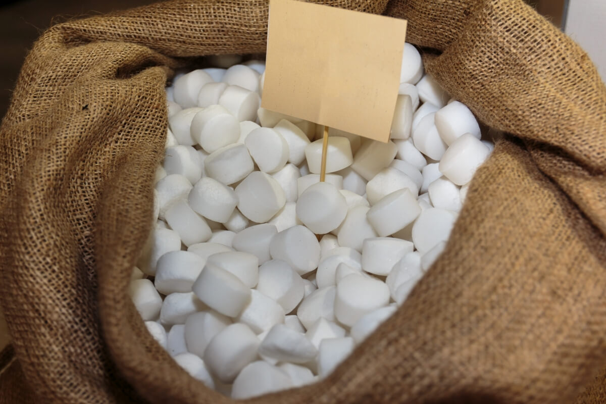 Worek wypełniony białymi tabletkami solnymi do uzdatniania wody.