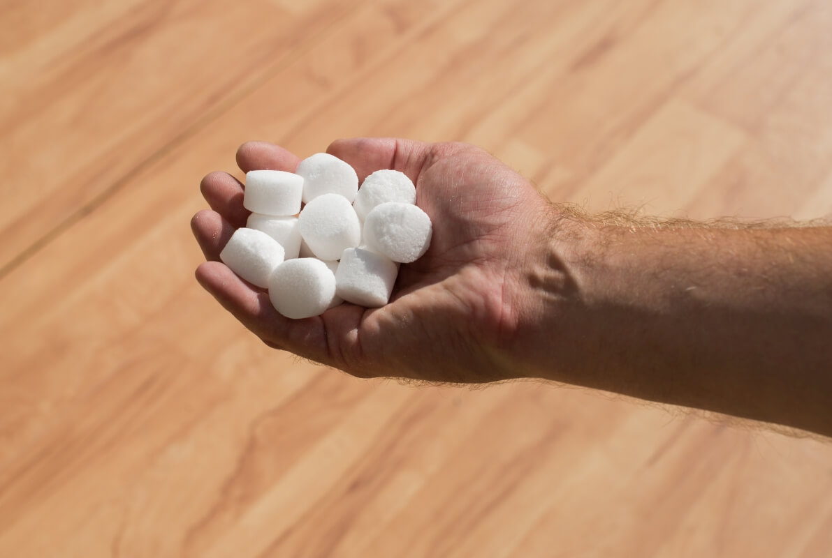 Na dłoni leży sól w tabletkach.
